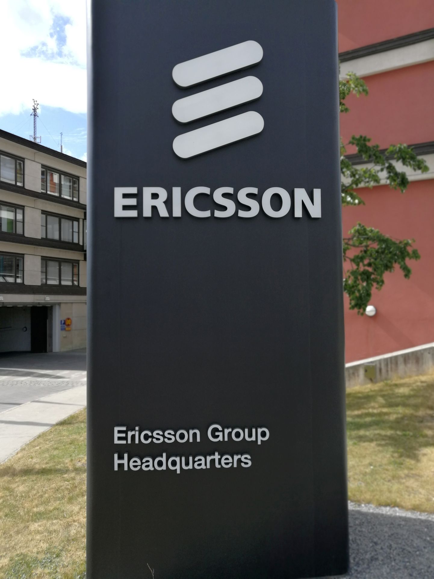 Ericssoni logo kontserni peakorteri ees Stockholmis.