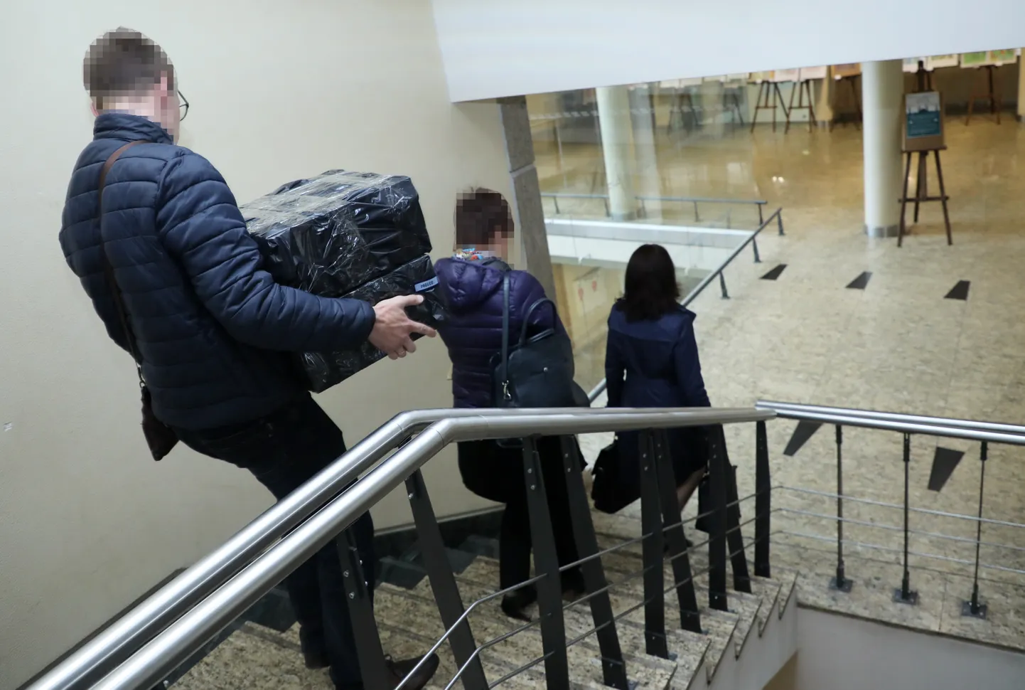 Korupcijas novēršanas un apkarošanas biroja darbinieki pēc aptuveni piecu stundu ilgas kratīšanas atstāj Rīgas domes priekšsēdētāja palīgu kabinetus.