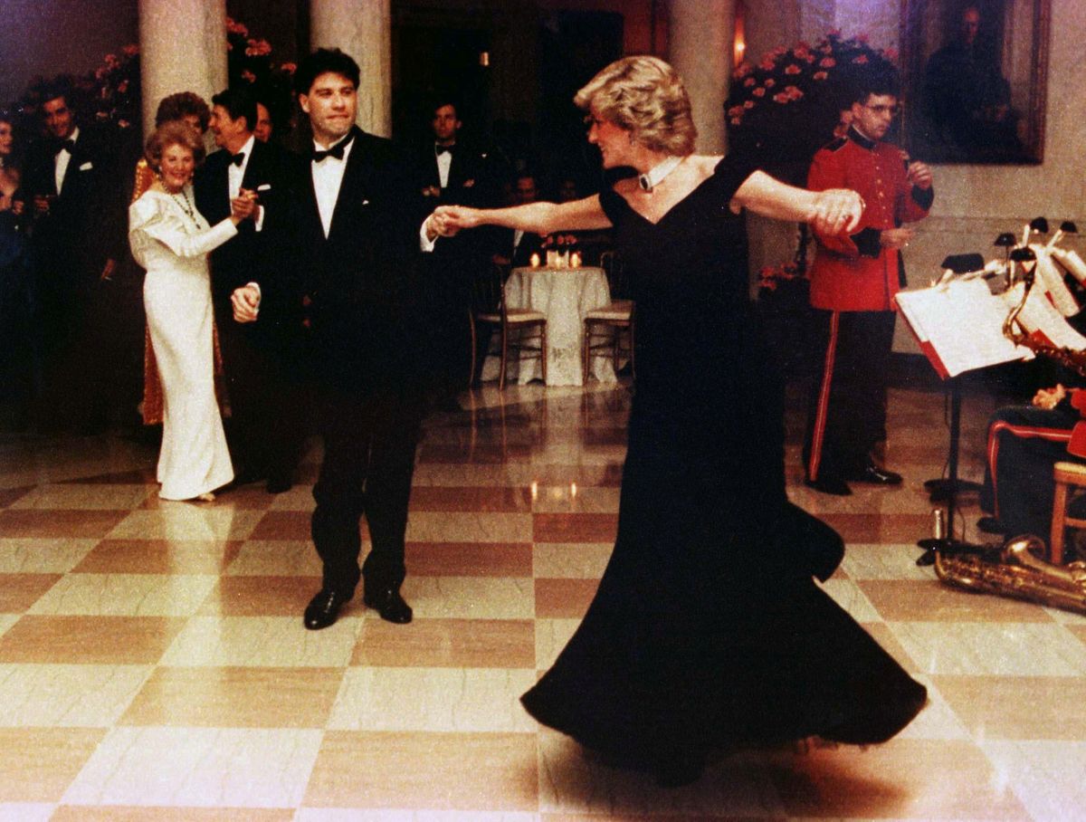 Принцесса Диана танцует с актером Джоном Траволтой в Белом доме в США. 1985 год.