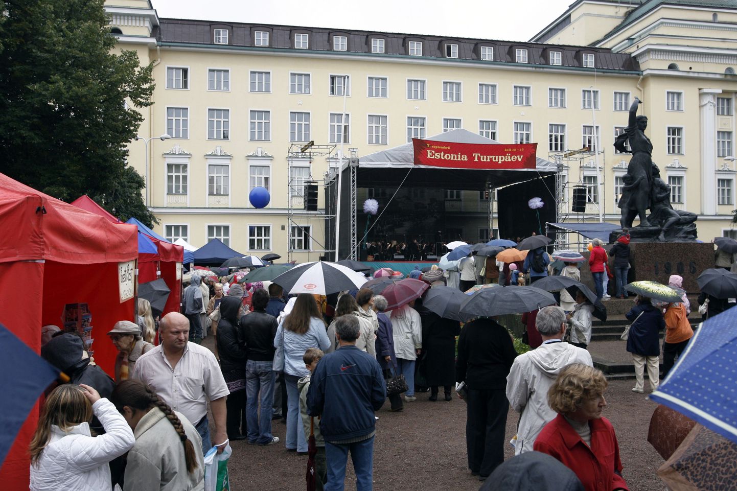 Estonia turupäev, kus traditsiooniliselt saab ka soodushinnaga teatripileteid.