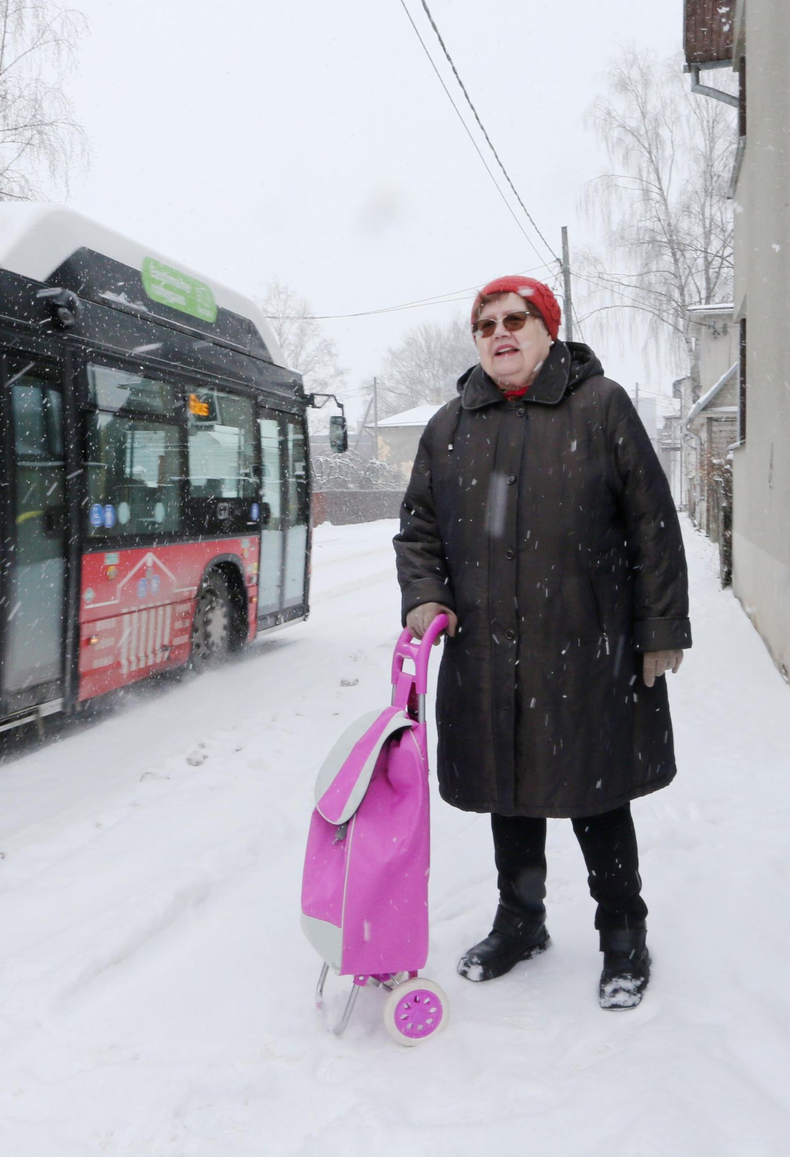 Kersti Meiesaar saab poeskäiguga suurepäraselt hakkama, ja saaks ka edaspidi, kui poesaalis mõni pink alles jääks.