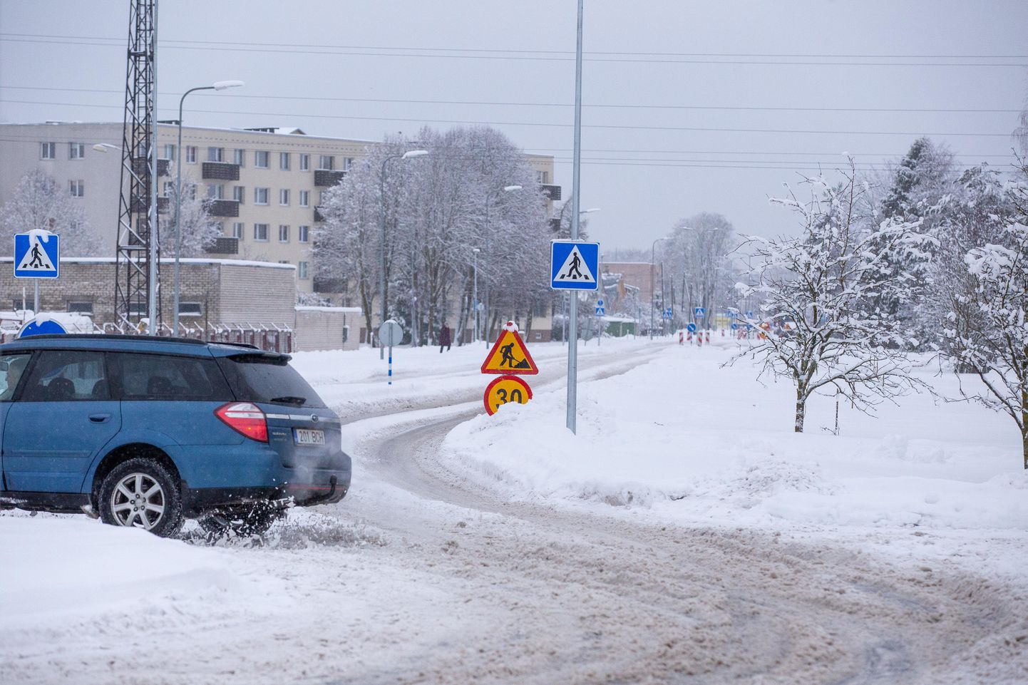Mündi tänaval tuleb autodel lumepudrus mütata ning jalakäijad võivad vaid aimata, kus kohas lume all kõnnitee võiks olla.