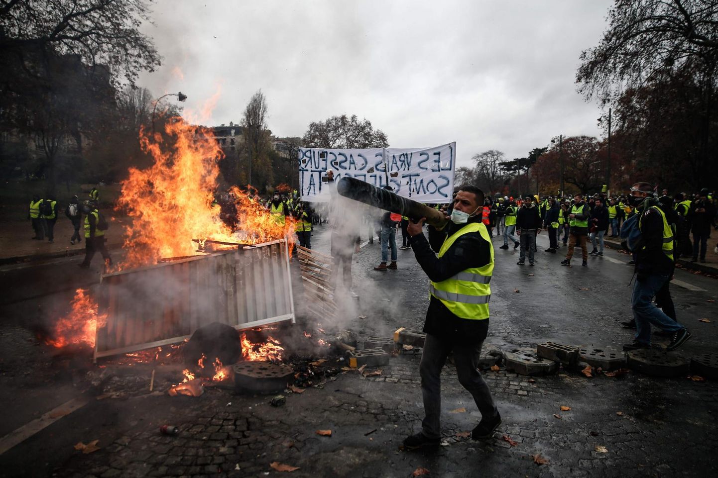 Eelmisel nädalavahetusel jätsid kollavestidest protestijad endast maha rüüstatud Pariisi. Liikumise üks esindajaid ennustab eelolevaks nädalalõpuks veel hullemat kaost.