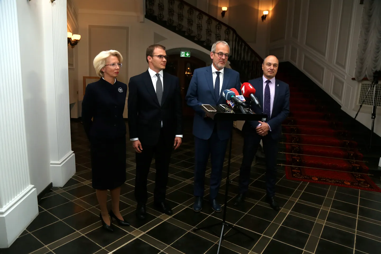 Nacionālās apvienības "Visu Latvijai!" - "Tēvzemei un Brīvībai/LNNK" pārstāvis Imants Parādnieks (no labās), Ministru prezidenta amata kandidāts, Eiropas Parlamenta deputāts Roberts Zīle, nacionālās apvienības priekšsēdētājs Raivis Dzintars un Saeimas priekšsēdētāja Ināra Mūrniece atbild uz žurnālistu jautājumiem pēc tikšanās ar Valsts prezidentu Rīgas pilī.