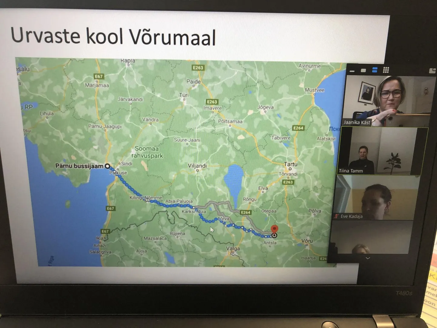 Eelmise nädala virtuaalkohtumisel tehtud foto, kus Tartu Ülikooli Pärnu kolledži üliõpilased kõnelevad Urvaste kooli direktori Jaanika Kästi ja õppejuht Kaja Rootsiga intellektipuudega klientide soovidest, ootustest ja vajadustest Urvaste kooli näitel.
