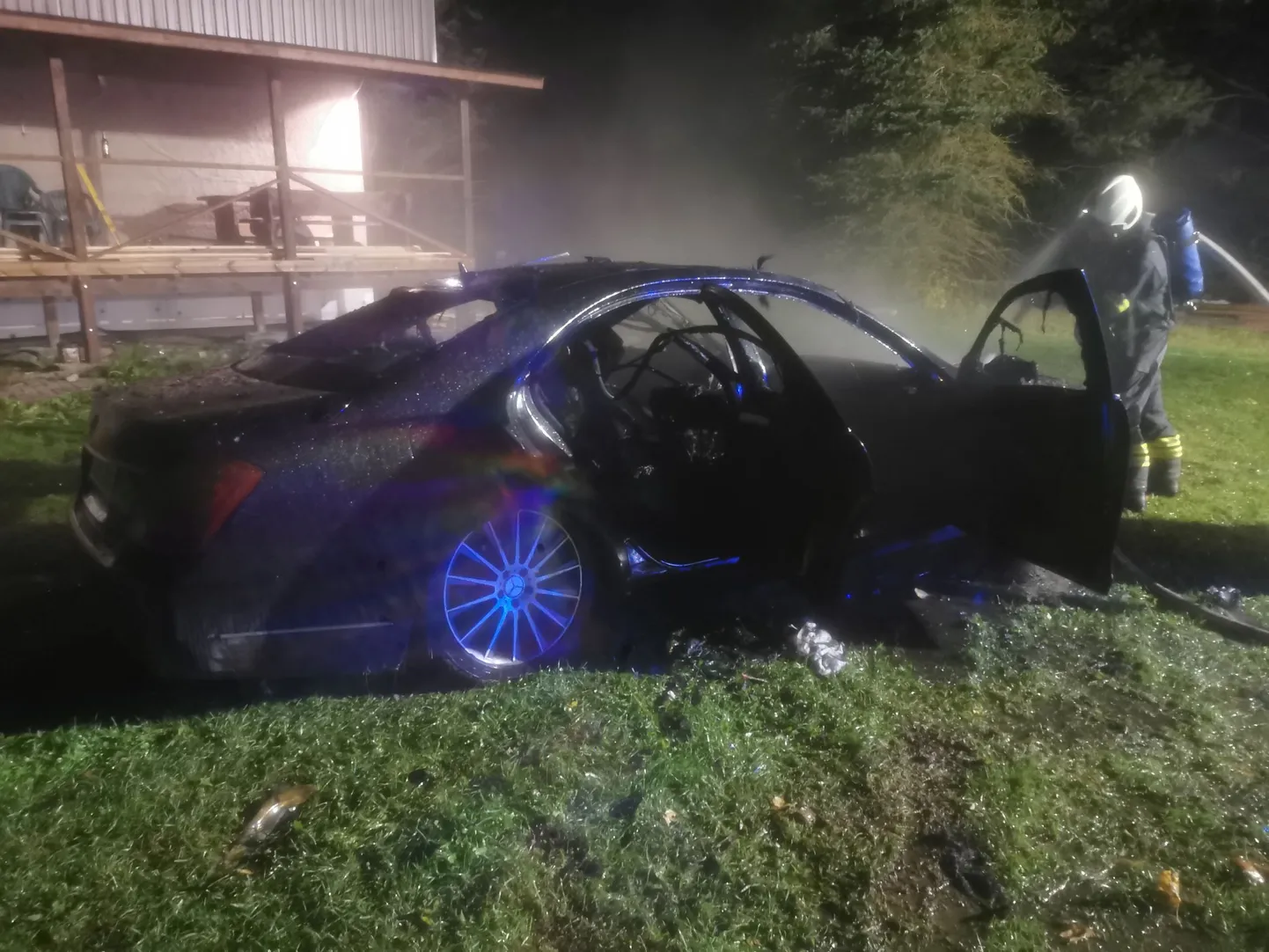 Когда прибыли спасатели, Mercedes был полностью охвачен пламенем.