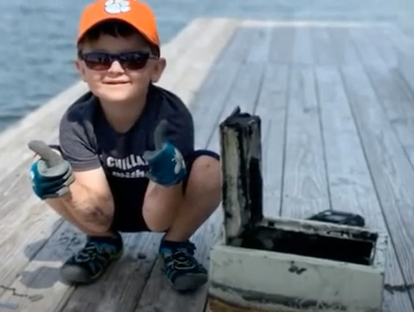 6-aastane Knox Brewer tõmbad kõigi suureks üllatuseks järve põhjast välja aastaid tagasi naabritelt varastatud seifi.