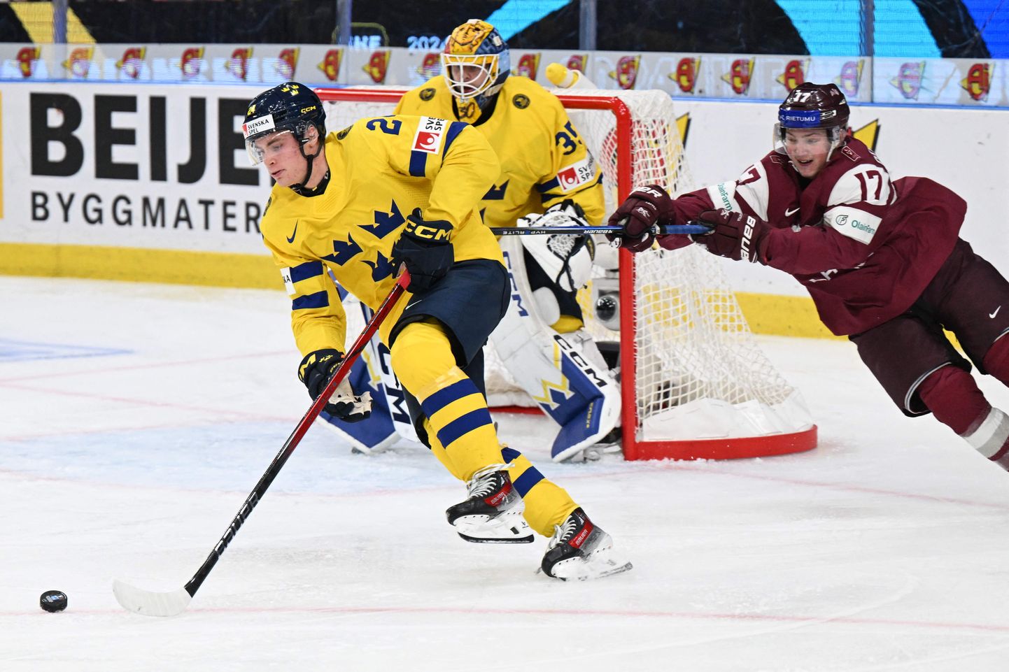Латвийские хоккеисты начали молодежный чемпионат мира с тяжелого поражения