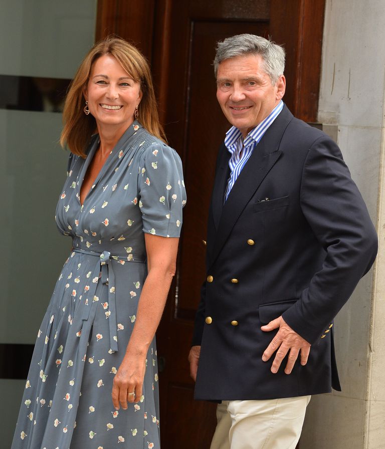 Carole ja Michael Middleton Londoni St. Mary haigla juures, kus 22. juulil 2013 sündis nende esimene lapselaps, prints George