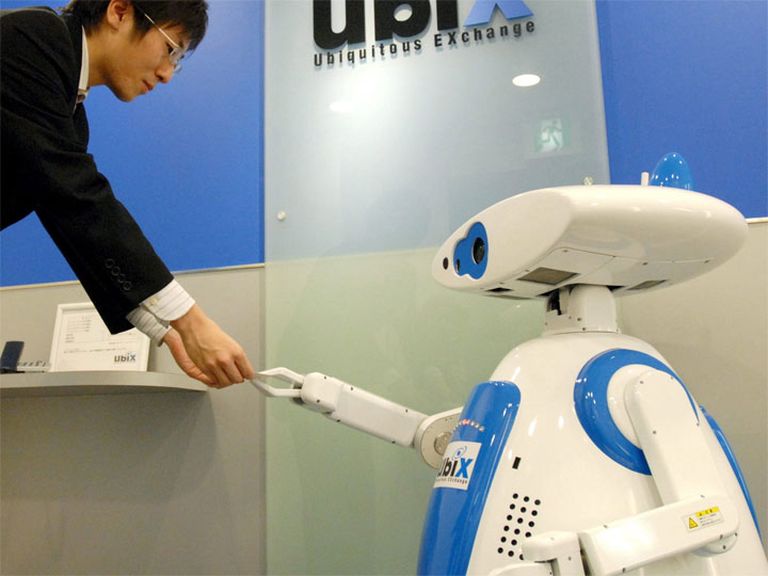 Робот по имени Yuriko трудится в офисе, он подает руку клиентам, собирая визитки. 