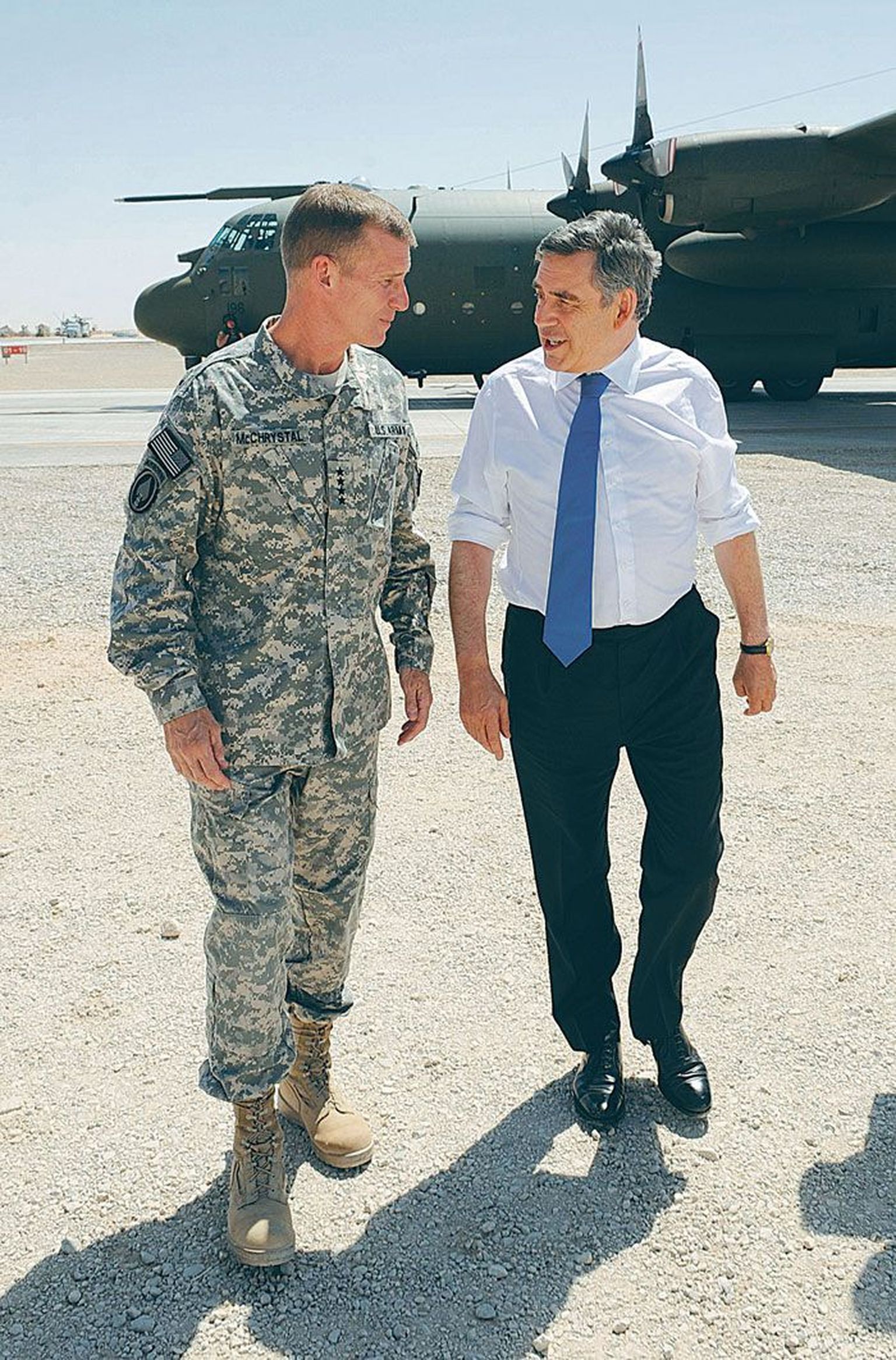 USA väejuhtaja Afganistanis kindral Stanley McChrystal (vasakul) koos Briti peaministri Gordon Browniga – mõlemad oleks pidanud tänavu ennustuste järgi tagasi astuma.