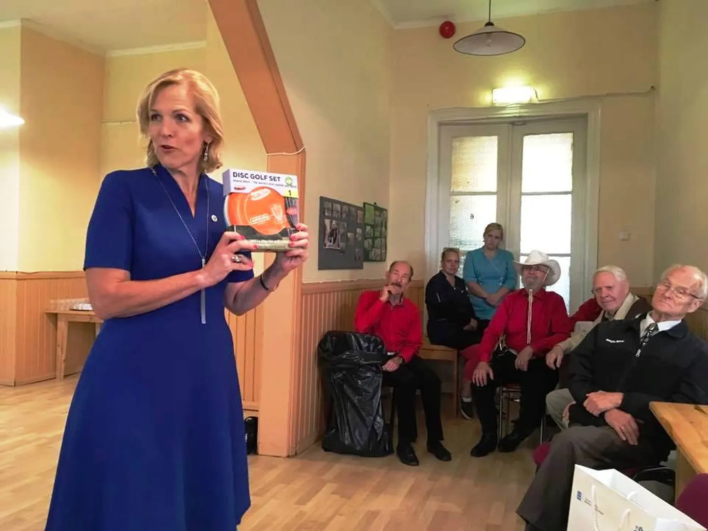 Minister Kaia Iva kingib meestele disgolfi kettad.