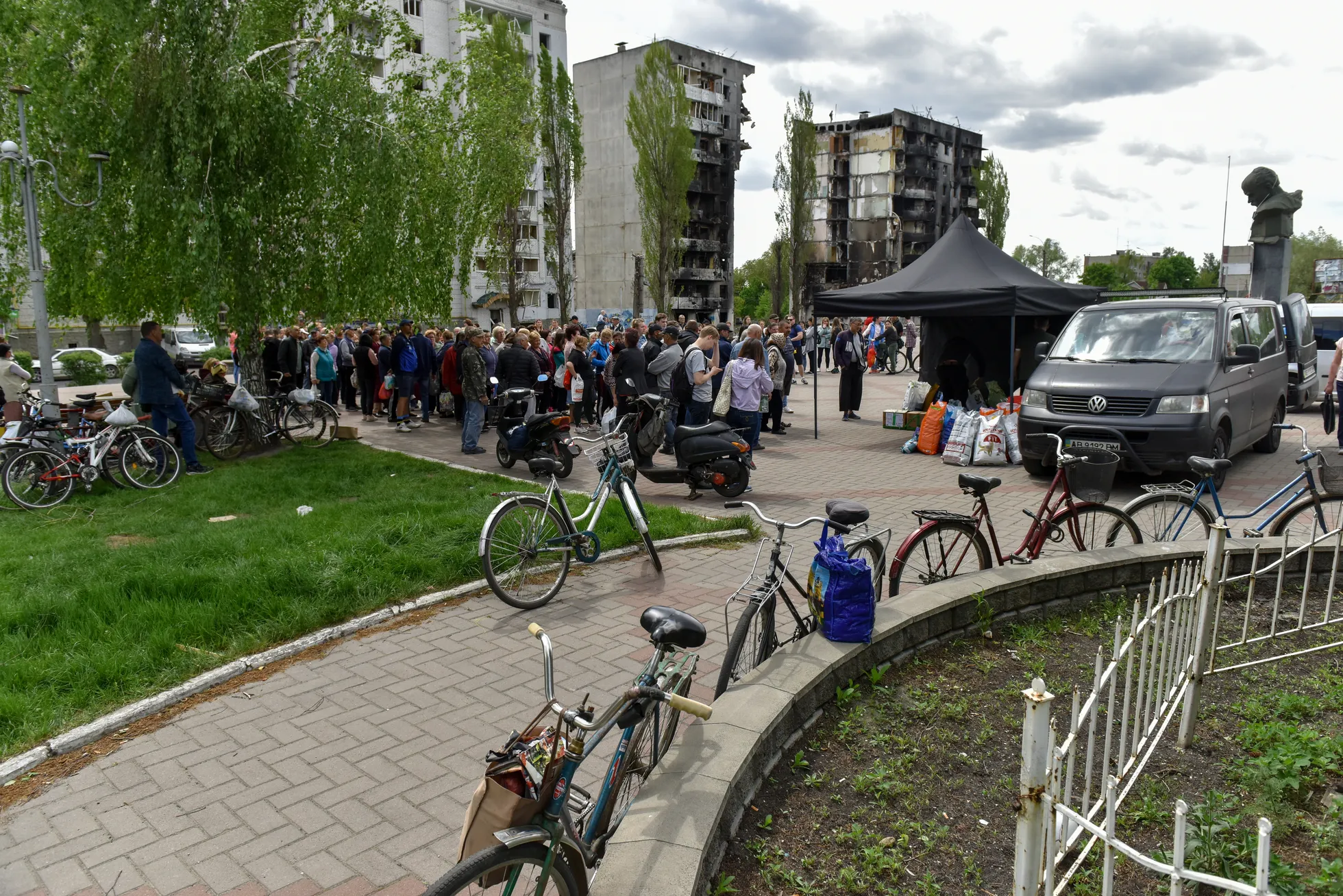 Inimesed humanitaarabi järjekorras Borodjanka linnakeses Kiievi külje all.