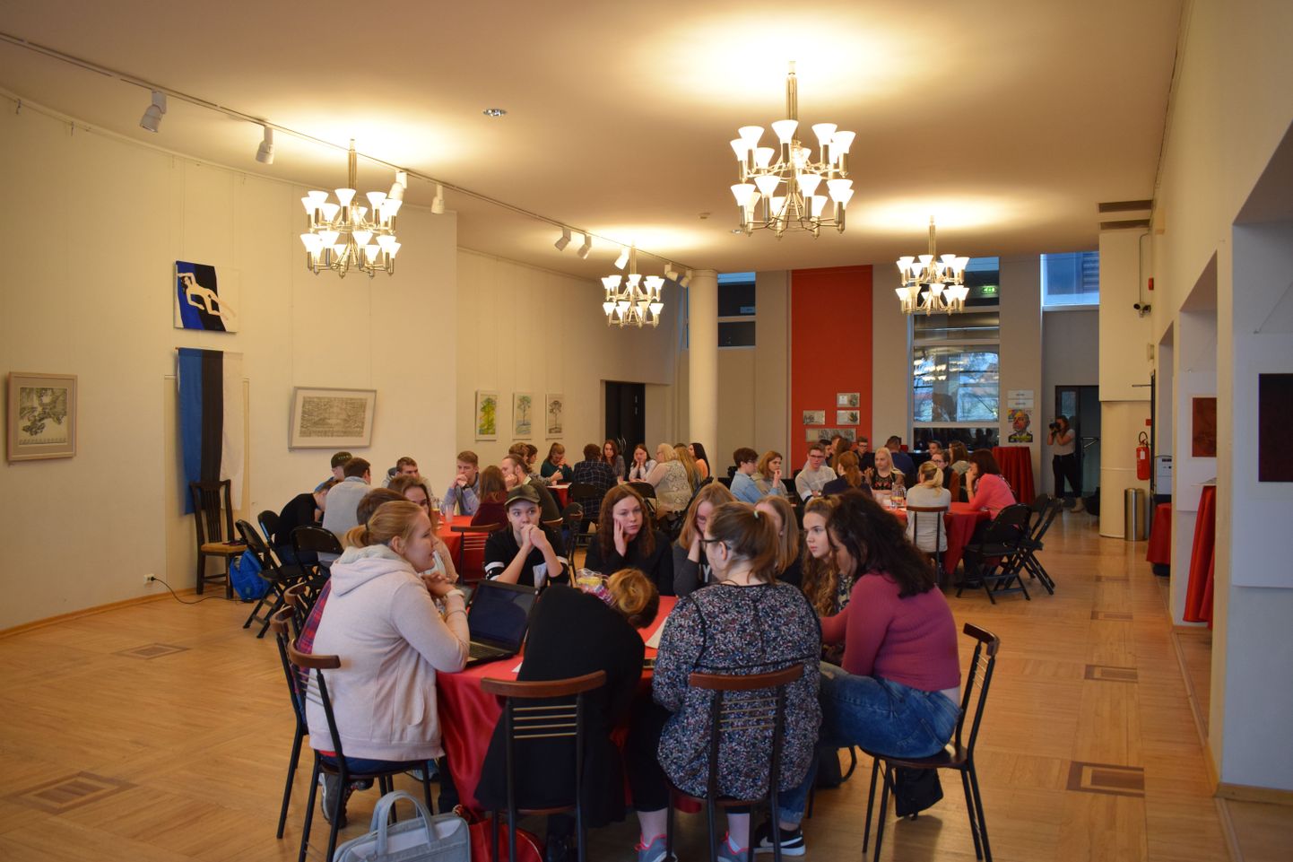 2. novembril, toimus Pärnu Endla Teatri sammassaalis Pärnumaa osaluskohvik, kuhu uudishimulikud ning aktiivsed noored tulid kuulama oma ala spetsialiste.