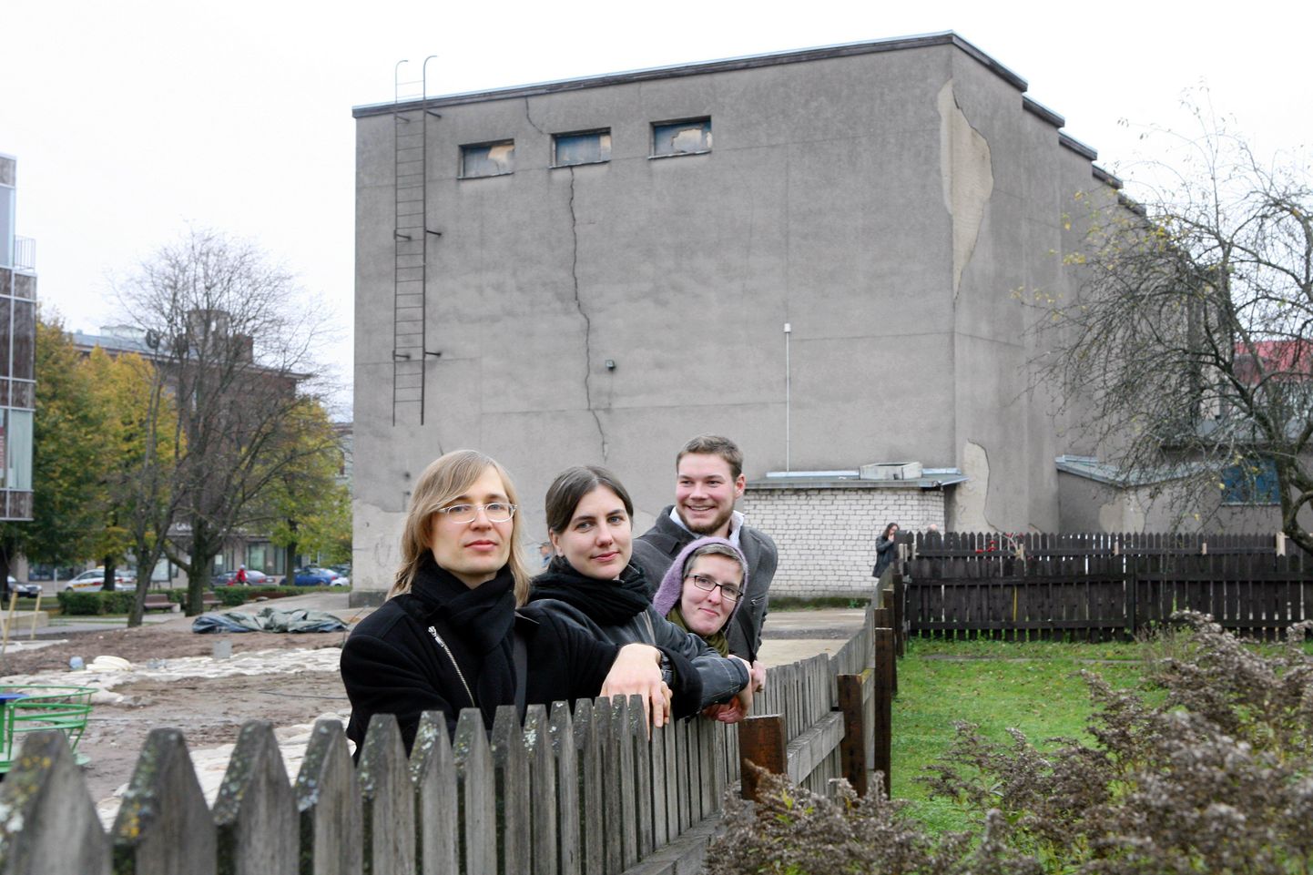 Viljandi kultuuriakadeemia arhitektuurivõistluse võidutöö «Põlendiku» tegid neli arhitekti, kes asuvad nüüd hoone ehitusprojekti looma.
Pildil arhitektid Indrek Peil, Siiri Valner, Heidi Urb ja Sten-Mark Mändmaa.