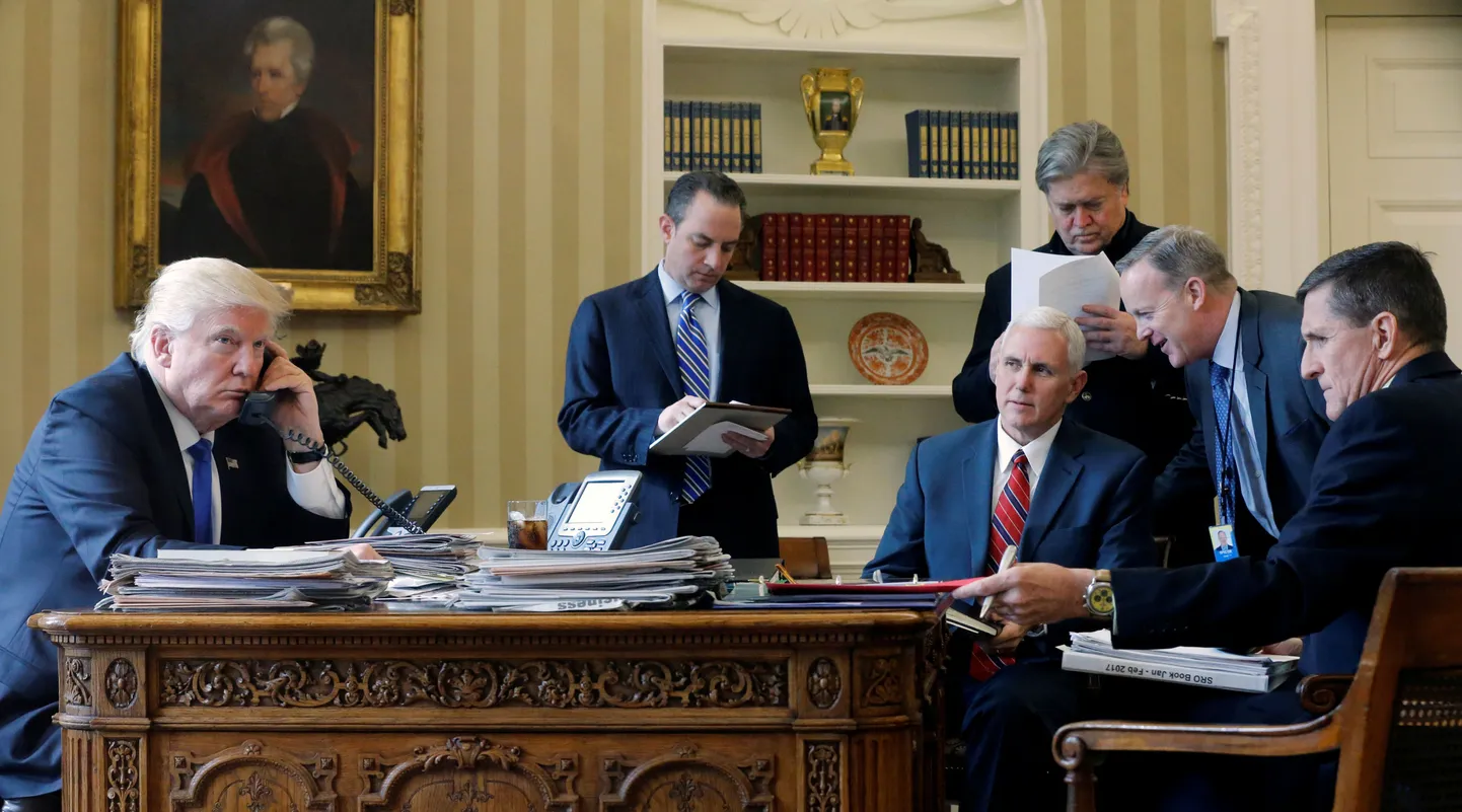 Дональд Трамп во время телефонного разговора с Владимиром Путиным.