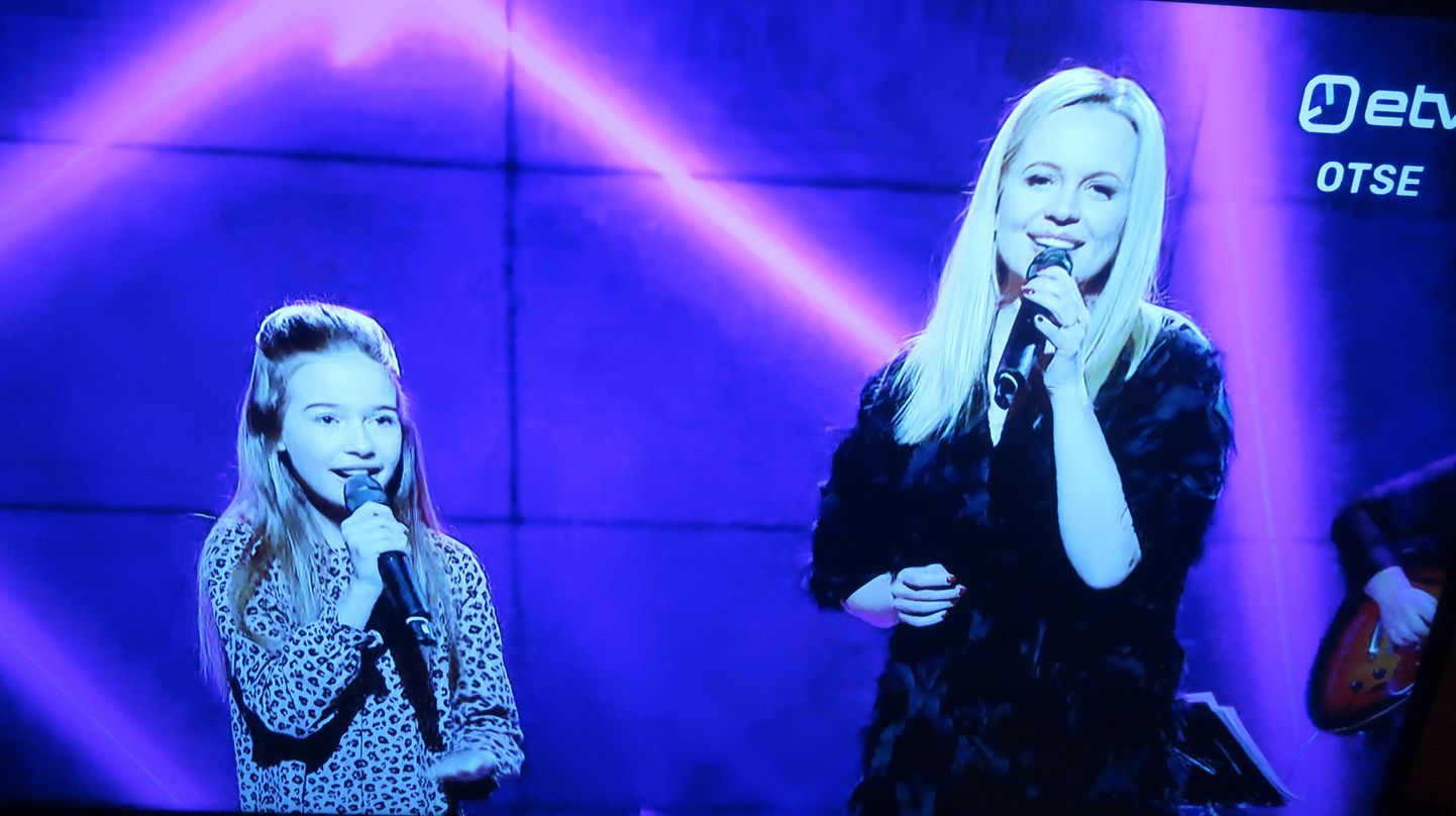 Duetti laulis Arhanna Sandra koos Nele-Liis Vaiksooga. Foto teleriekraanilt.