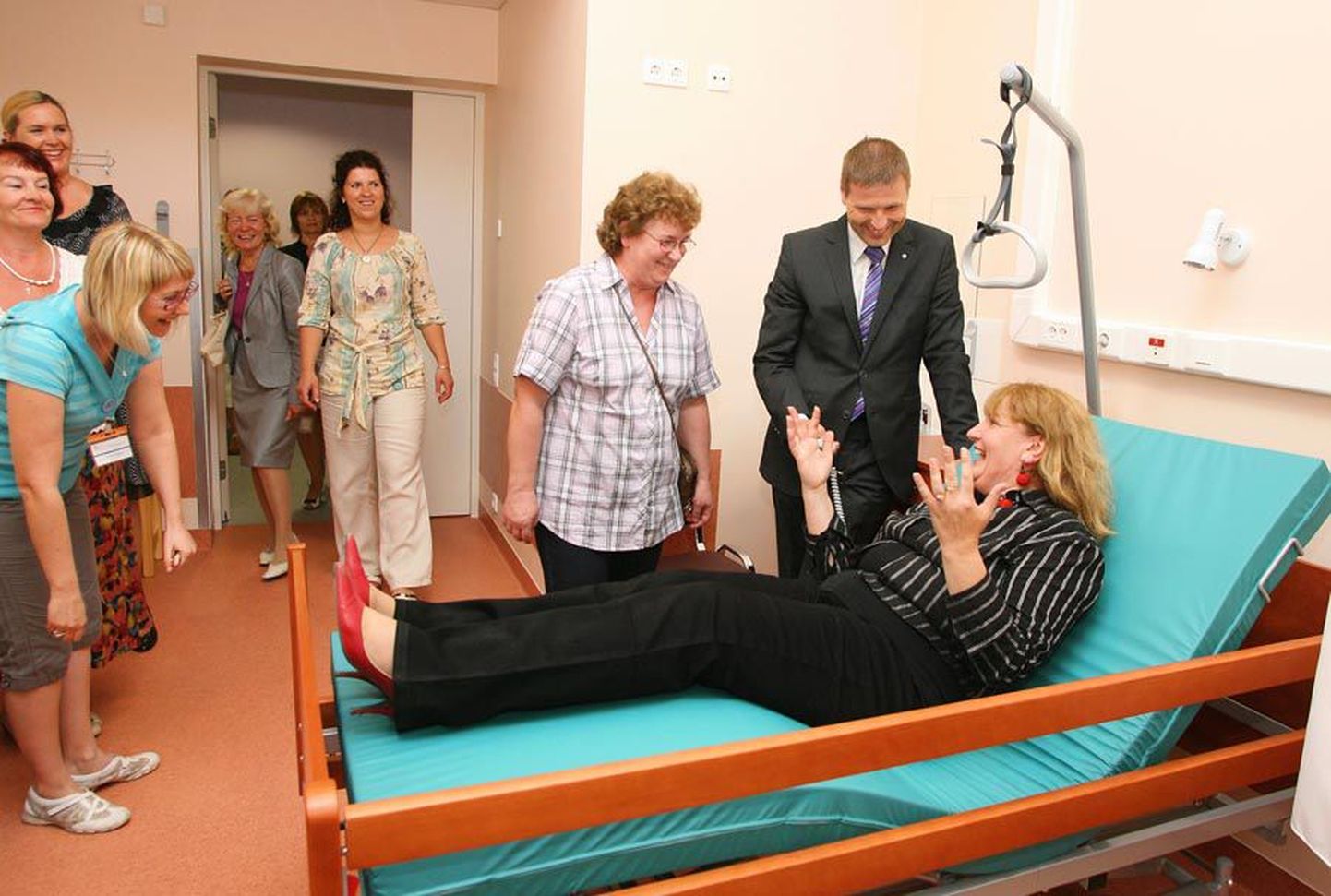 Viljandi sotsiaalameti endine juhataja, nüüdne riigikogu liige Helmen Kütt proovis hoolekodu voodit, assisteeris sotsiaalminister Hanno Pevkur.
