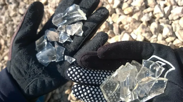 Terviserajalt võis teisipäeva lõuna ajal korjata mitu peotäit klaasikilde.