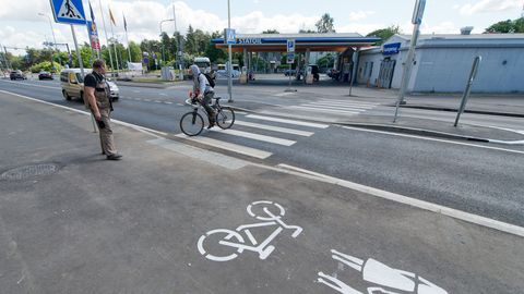 В Нарве велосипедист попал под машину на пешеходном переходе