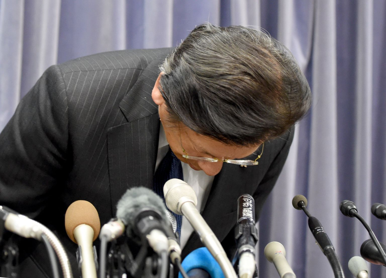 Mitsubishi Motorsi president Tetsuo Aikawa pressikonverentsil.