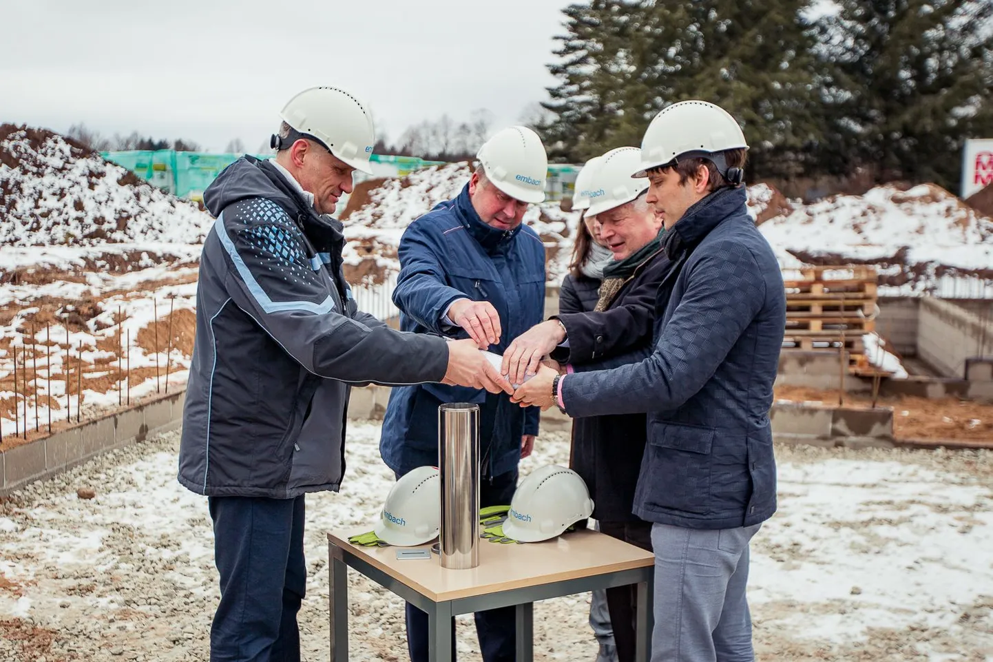 Pildil Ülenurme gümnaasiumi juurdeehituse nurgakivipanek.