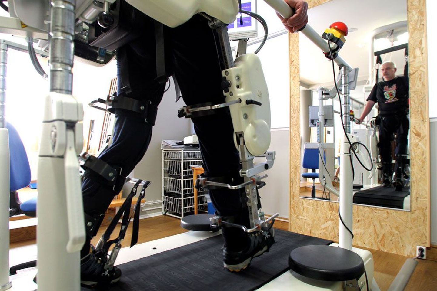Райво Рынгас восстанавливает навыки ходьбы с помощью специального робота в центре Adeli. Райво действительно нуждается в этой реабилитационной услуге.