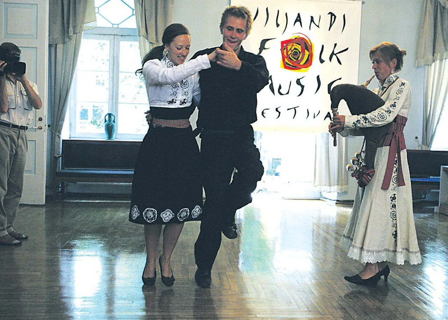На вчерашней пресс-конференции по поводу фестиваля в Вильянди выступили танцоры и музыканты театра Tantsumasin.