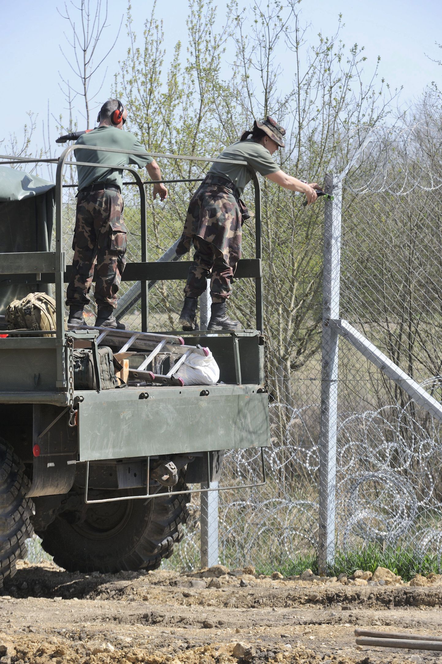 Ungari sõjaväelased ajutist traataeda Ungari-Serbia piirile püstitamas