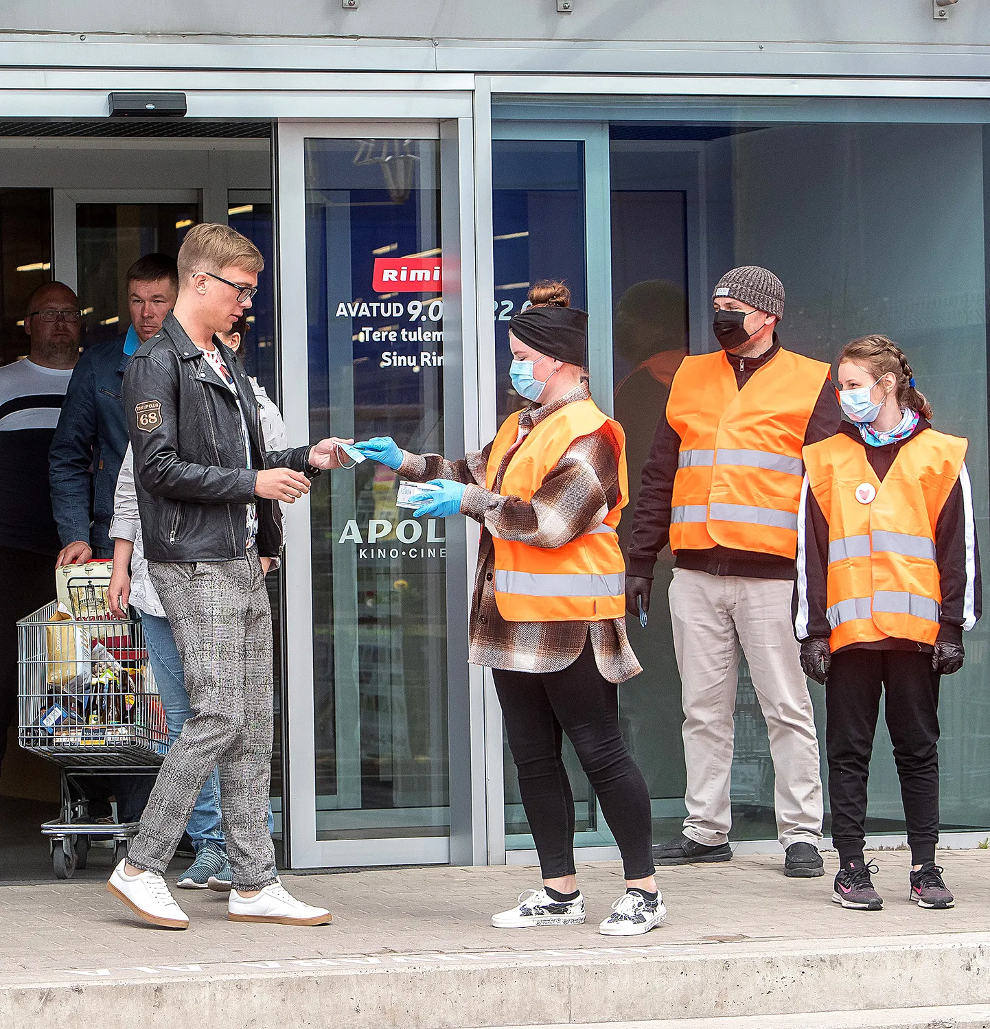 MASKE JAGAMAS: Kauplusekülastajale Ron Nõmmele ulatab kaitsemaski Maris Sannik, tema taga seisavad Jaanus Mägi ja Adeele Arikas.