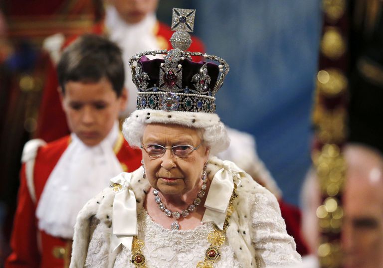 Kuninganna Elizabeth II kandmas Suurbritannia kuninglikku krooni.