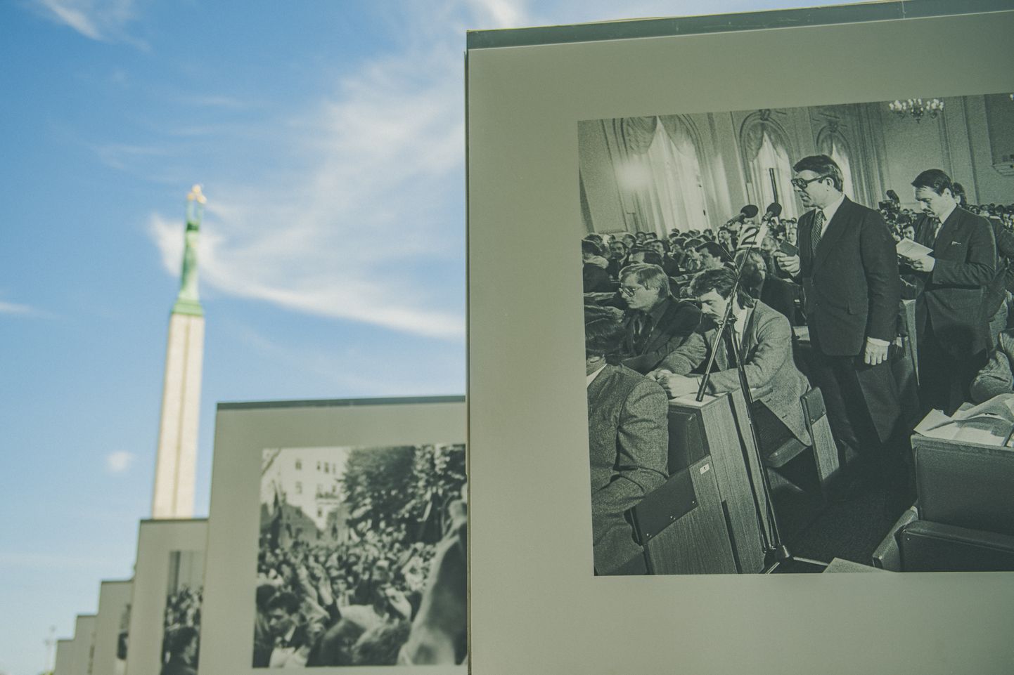 Foto: Atklāj fotoizstādi "Deklarācijai "Par Latvijas Republikas neatkarības atjaunošanu" 30"