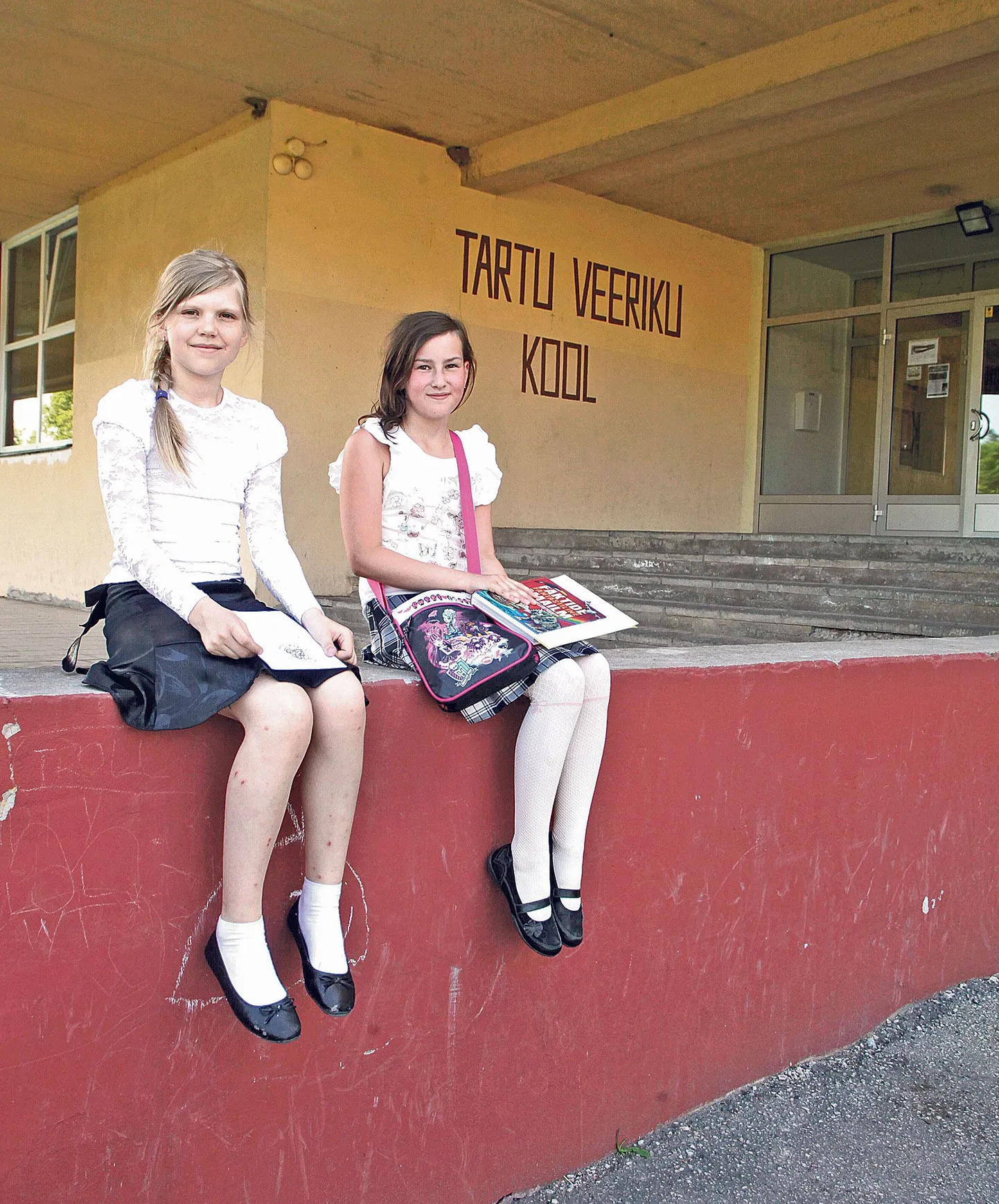 Veeriku kooli kolmanda klassi tüdrukud Laura Terandi (vasakul) ja Kristiina Ernits tulid eile pisut enne kella ühtteist klassijuhataja tunnist, tunnistus näpus.
