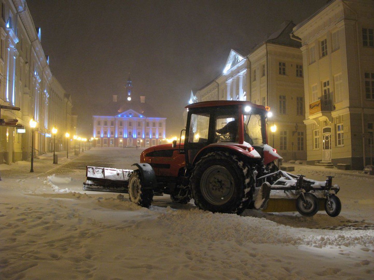 Traktor Tartu Raekoja platsil