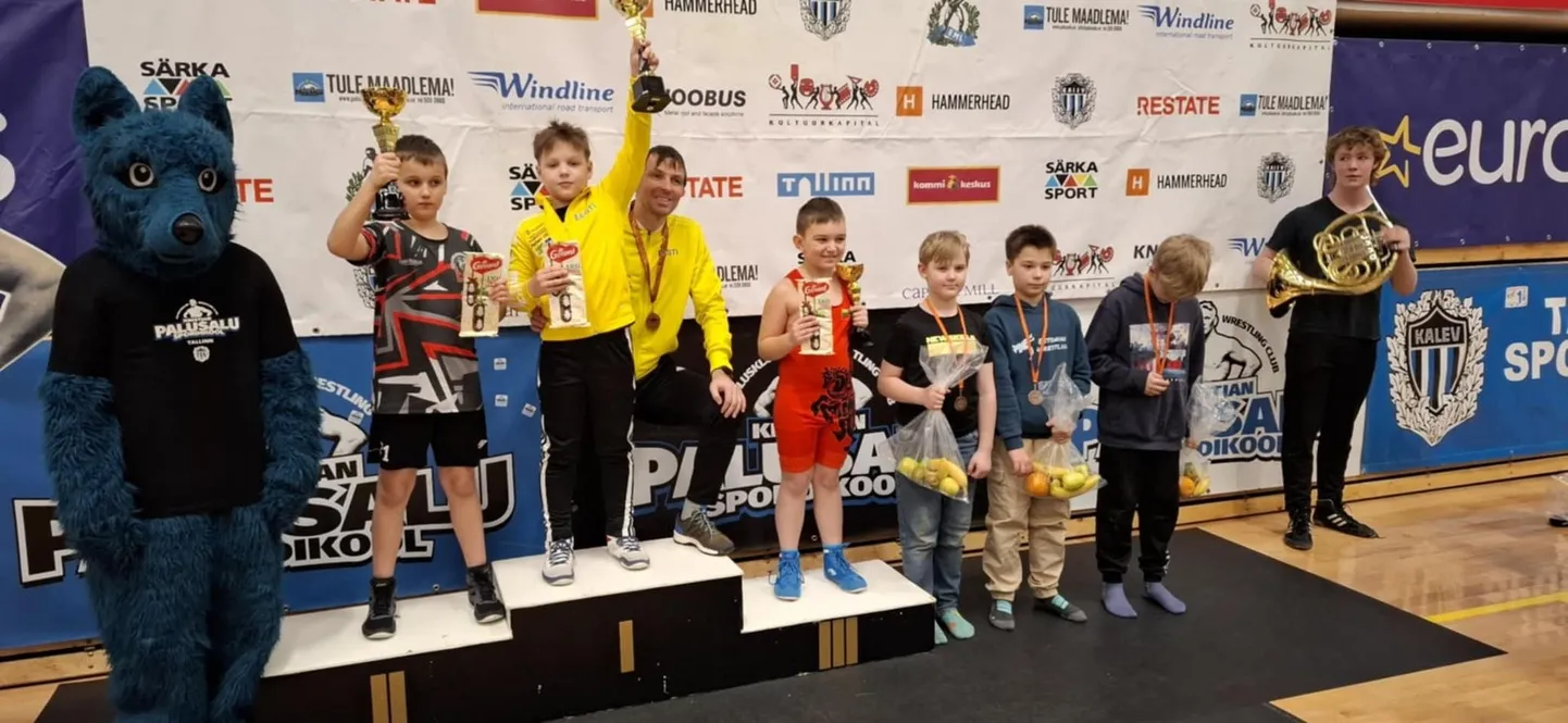 Konrad Ruut sai esikoha poiste kaalukategoorias kuni 42 kilo. Tema taga kollase särgiga on Caaro SK treener Marger Pormann.