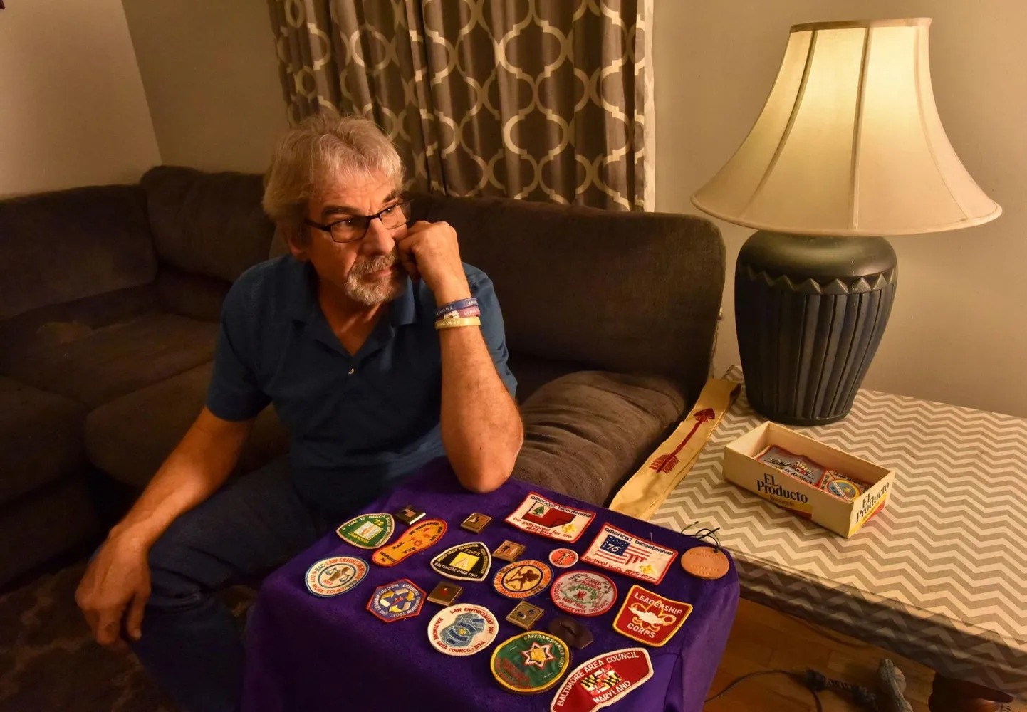 Üks neist, kes nõuab USA skaudiliikumiselt kompensatsiooni, on 60-aastane Marylandi osariigis elav Larry Akers. Ta langes skaudiliidrite seksuaalse ahistamise ohvriks, kui kuulus 1970. ja 1980. aastatel Baltimore’is metodisti kiriku juures tegutsenud rühma.