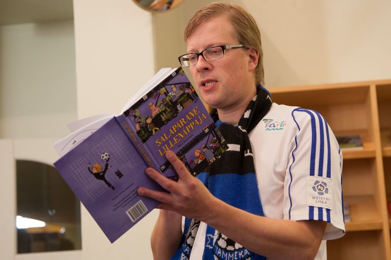 Mika Keränen lugemas katkeid oma raamatust "Salapärane lillenäppaja" Jõhvi raamatukogus.