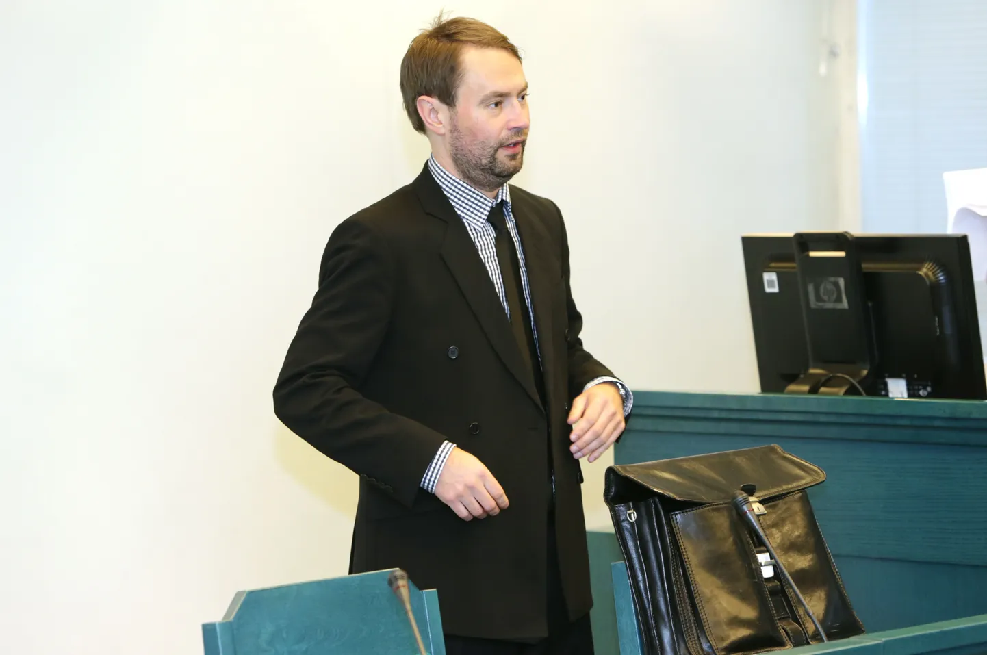 Riigiprokurör Steven-Hristo Evestus Bakuuu investeerimisafääri protsessil.