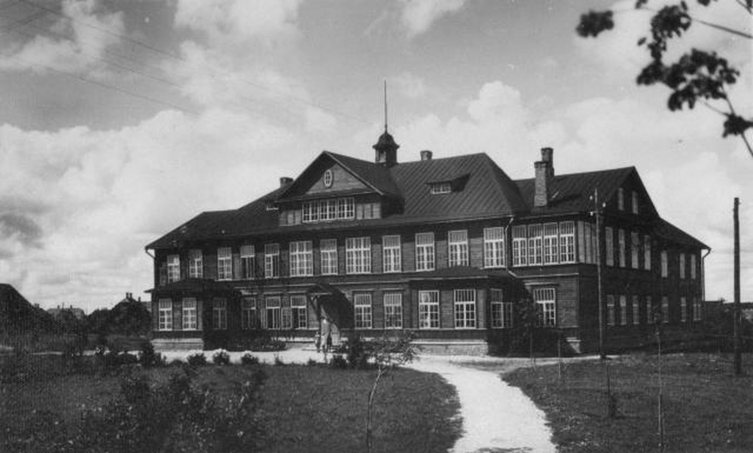 Väike-Maarja ühisreaalgümnaasiumi hoone valmis 1924. aastal.