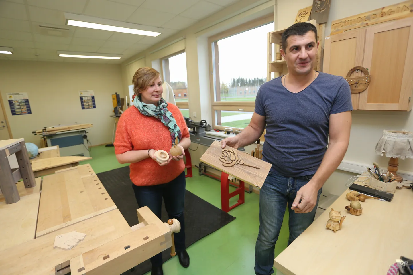 Et Maarjamaa hariduskolleegiumi lapsed oma vaba aega mõistlikumalt sisustaksid, ootab tööõpetuse ja kehalise kasvatuse õpetaja ning ühe rühmamaja kasvataja Aleksei Zamõšnikov neid õhtuti enda klassi puutööringi. Sotsiaaltöötaja Ülle Vene kiitis, et lisaks käib Zamõšnikov poistega kalal.