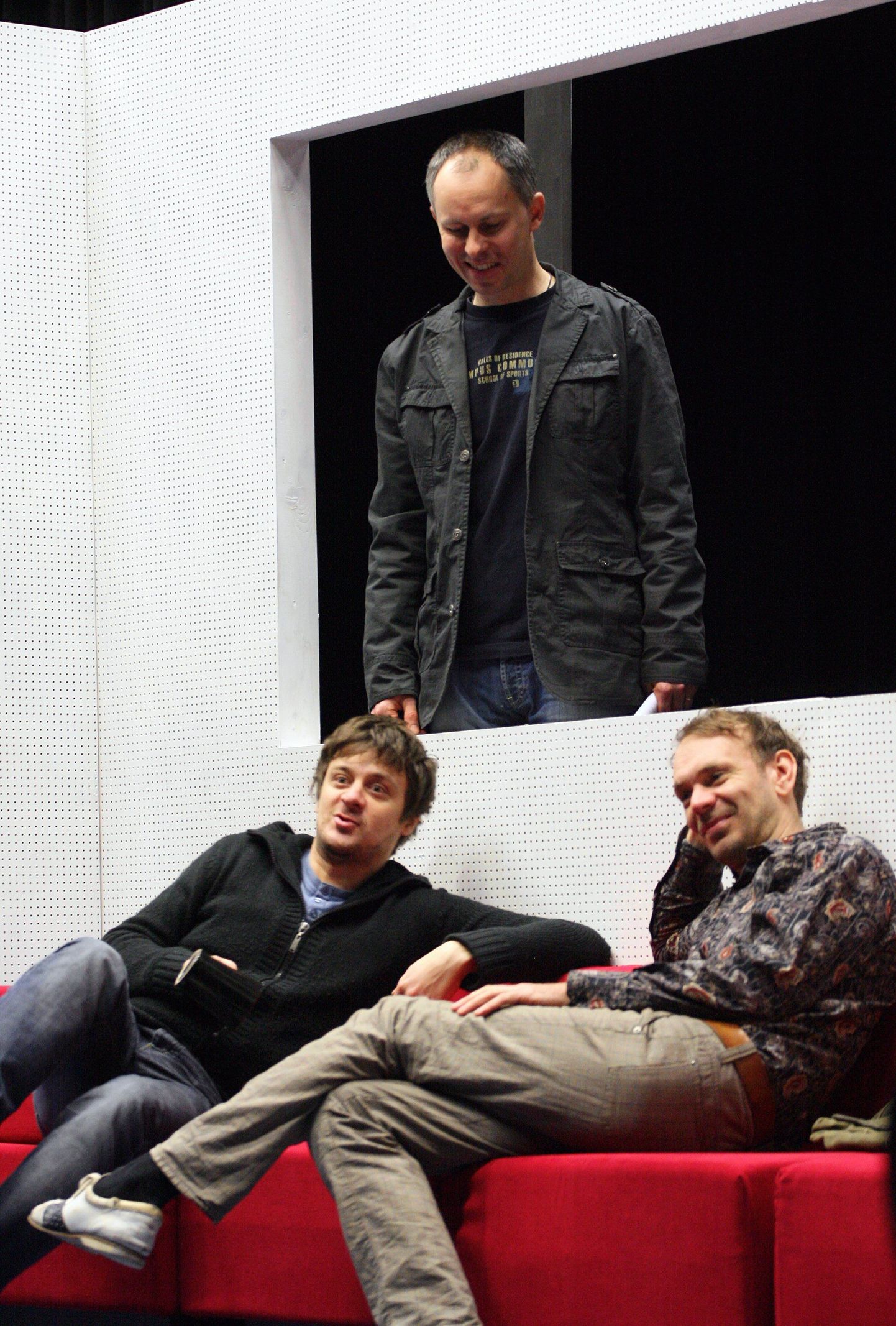 Hetk «Rabajate» proovist. Istuvad Tanel Ingi (vasakul) ja Meelis Rämmeld, seisab lavastaja Erki Aule.