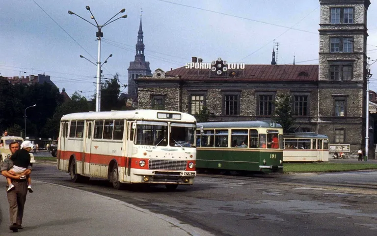 Ikarus 556 Viru ringil 1973. aastal. Selliseid busse hüüti «sardellideks»