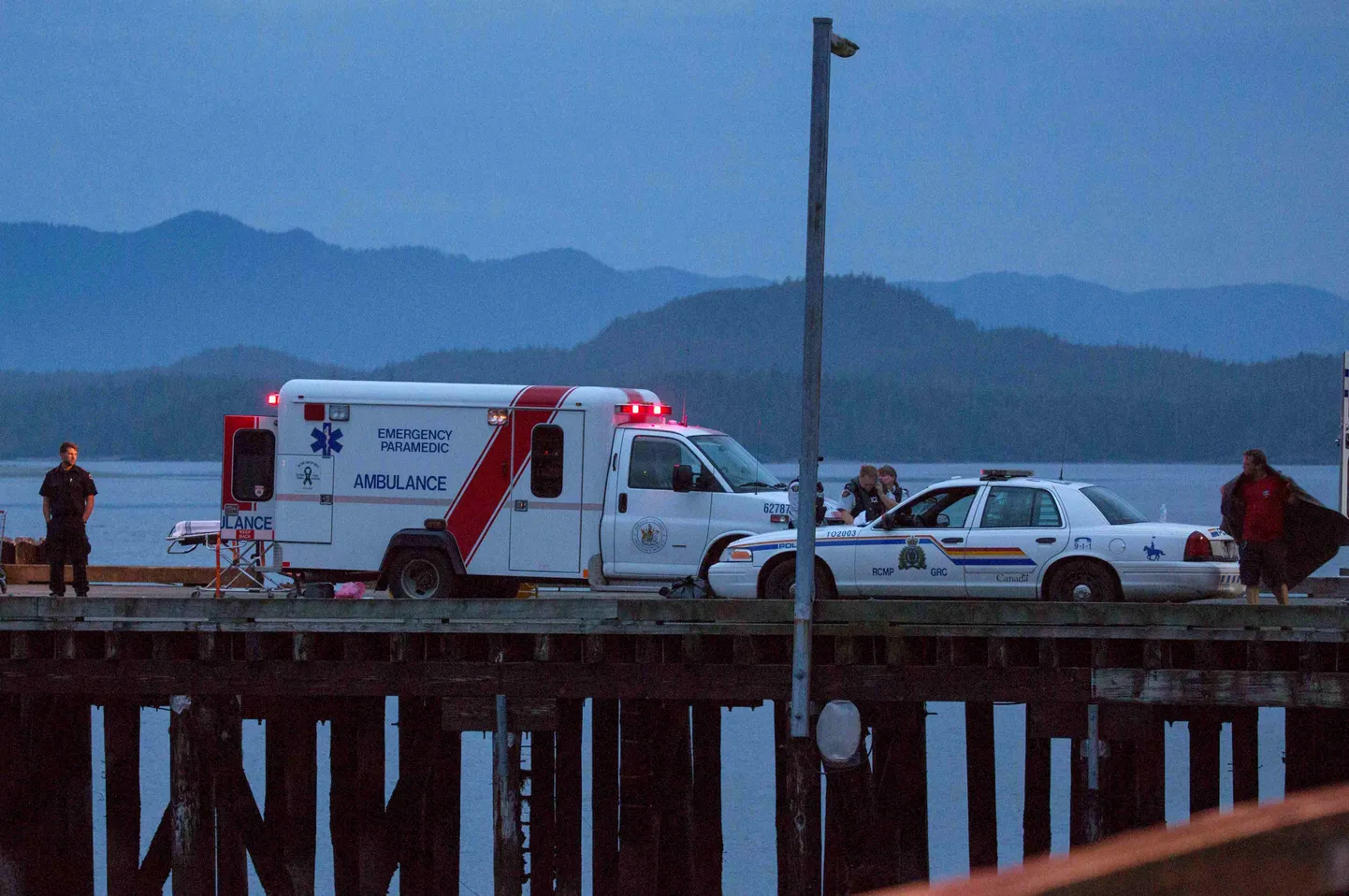 Kiirabi ja politsei Kanadas Briti Columbias Vancouveri saarel Tofino kail