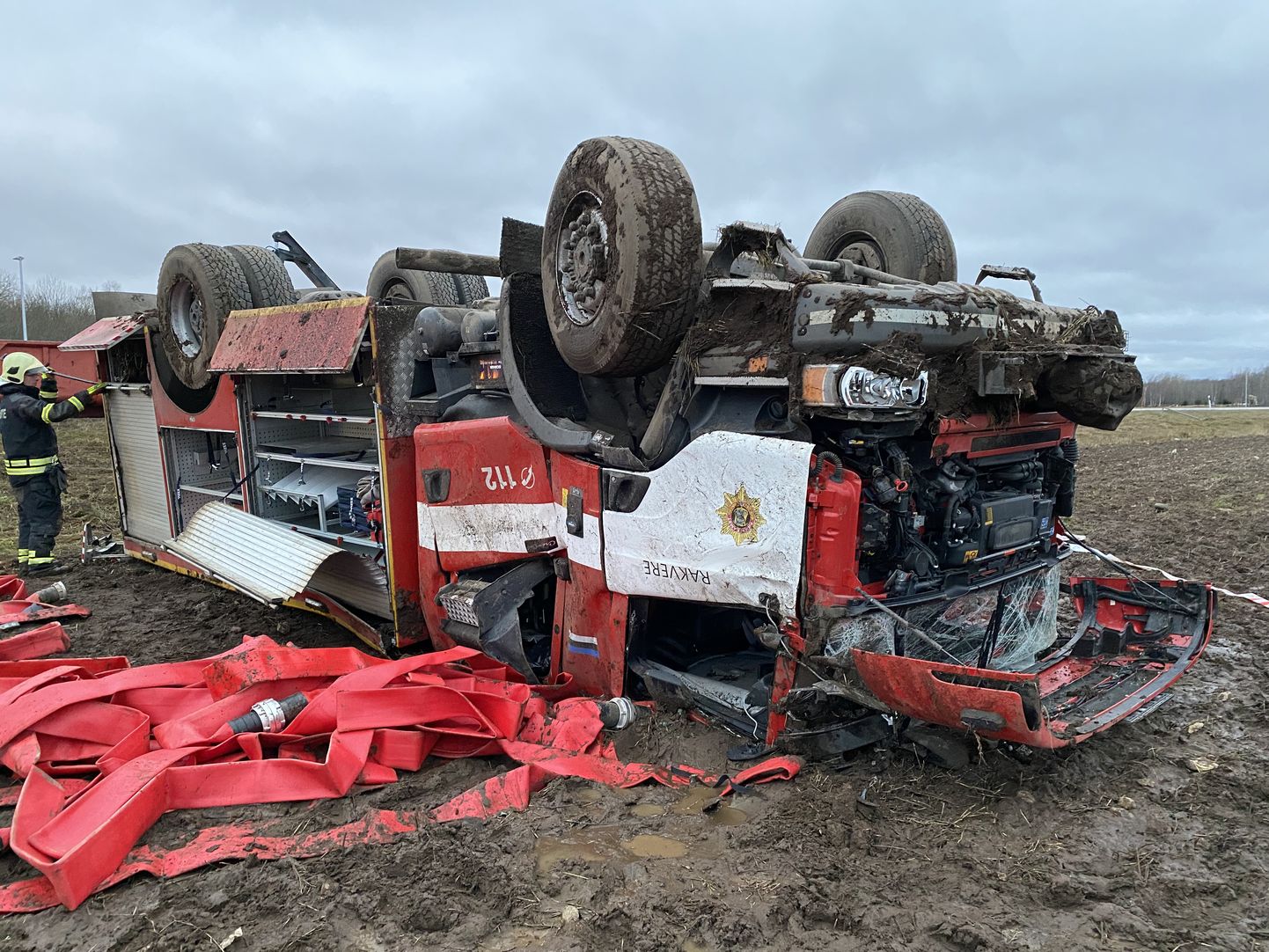 Rakvere komando päästeauto sõitis 31. detsembril 2019 Rakvere-Haljala maanteel Päides teelt välja ja rullus kaks korda üle katuse.