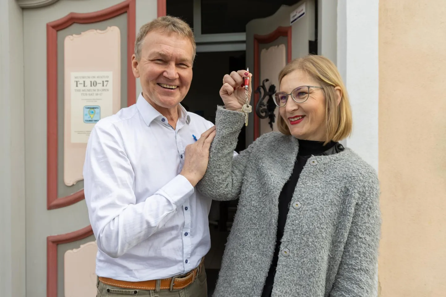 Jaak Pihlak andis muuseumi võtmed kolmapäeval Anu Rannule üle ning läks kolleegidega viimast tööpäeva tähistama.