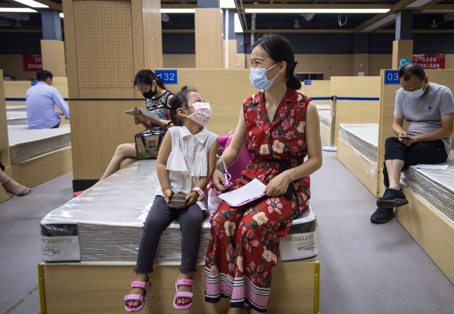Wuhani elanikud pärast vaktsiini saamist vaktsineerimiskeskuses.
