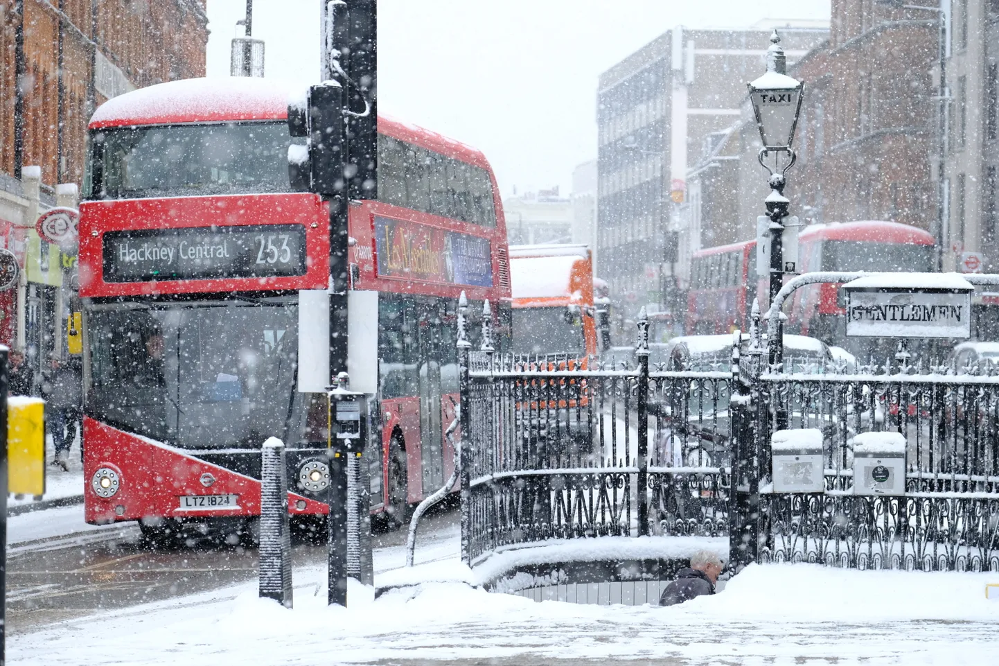 Lumesadu häris Londonis liiklust.