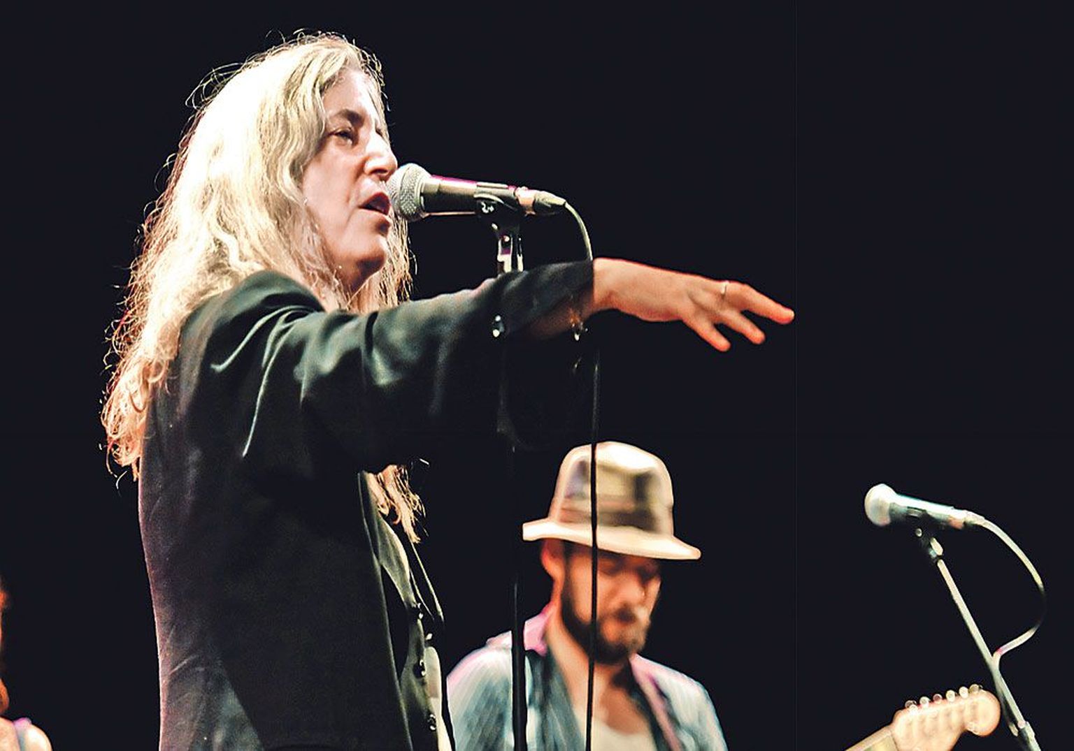 Patti Smith pühendas pea pooled kontserdi lood kellelegi või millelegi, näiteks allatulistatud Malaisia lennukis hukkunutele, muusik Lou Reedile ja hiljuti surnud bluusikitarristile, oma heale sõbrale Johnny Winterile.