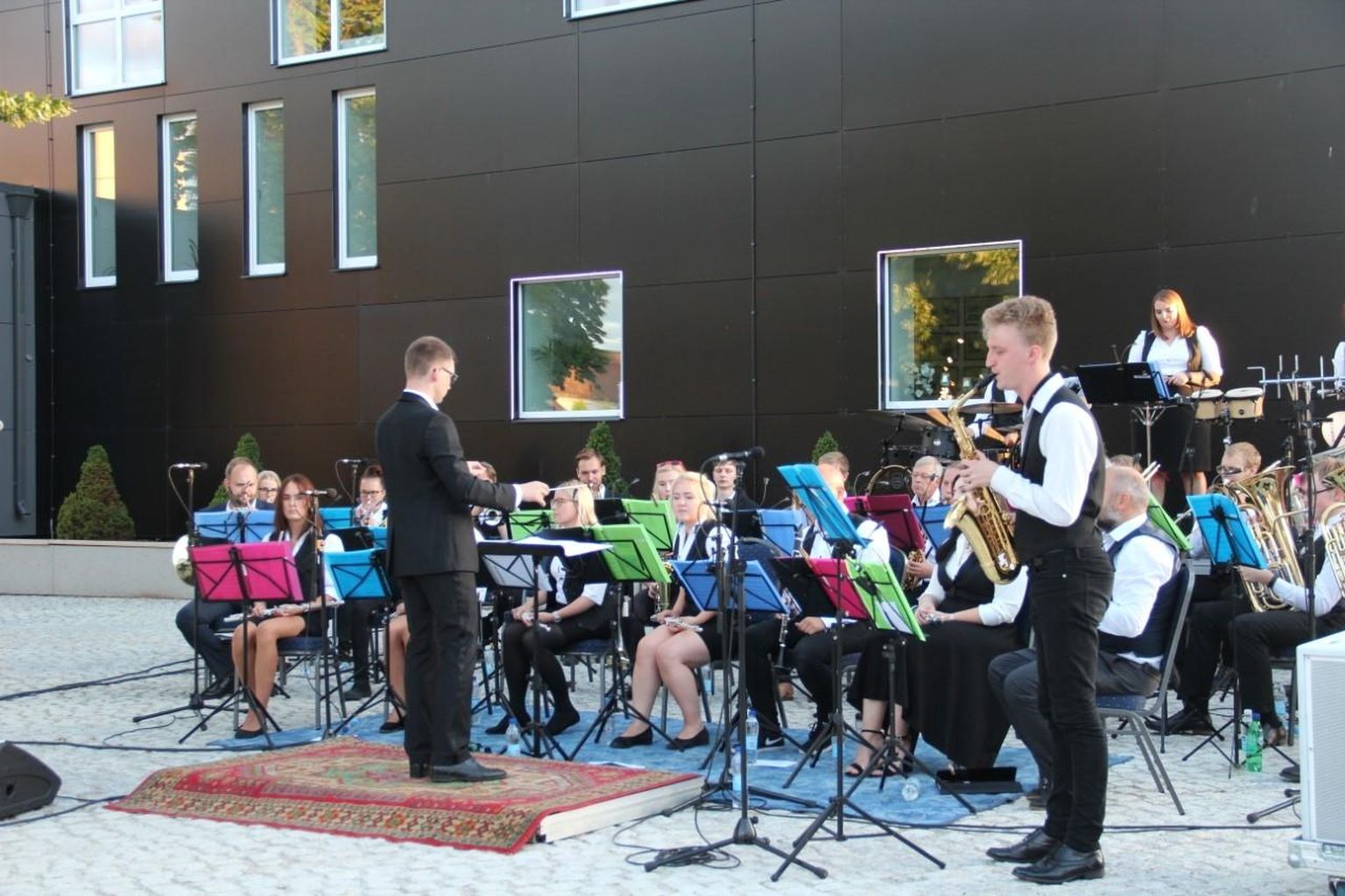 Tapa Linna Orkester andis kultuurikoja hoovis kontserdi.