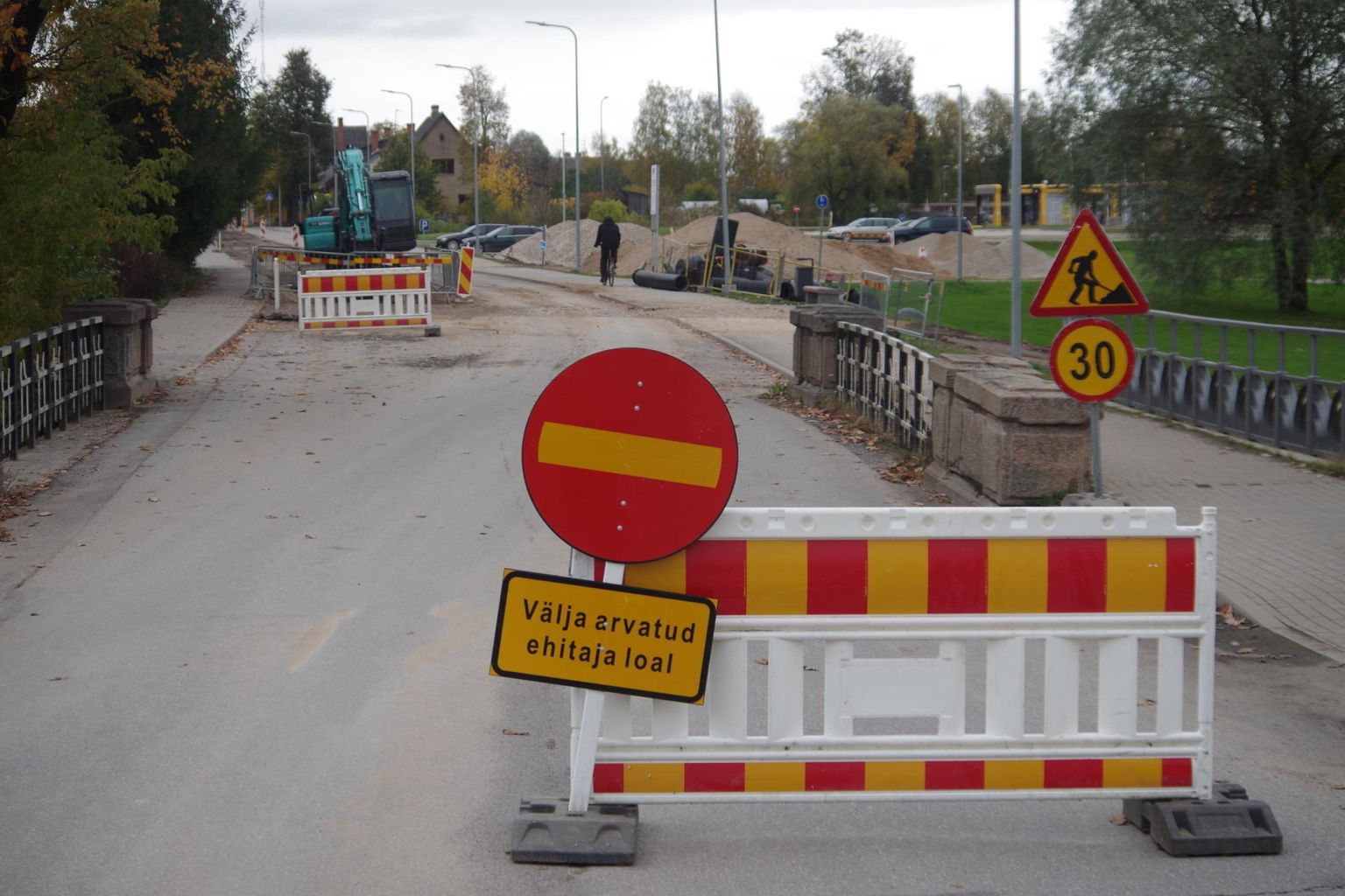 Tartu tänav on novembrini lõpuni Koreli sillast kuni Vilja tänava ristmikuni liiklusele suletud, mistõttu ei pääse inimesed ka bussijaama parklasse. FOTO: Arved Breidaks